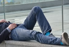 "괜찮아요?" 부축해준 친절 시민(?)...'1000만원' 금팔찌 훔쳐 갔다