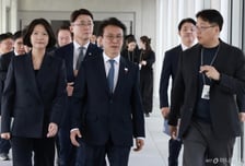 김민석 총리, 데이터 센터 찾아 "AI 규제 끊임없이 고민하고 개선해야"