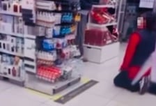 '딸뻘' 손님에 무릎 꿇고 손까지 싹싹?...다이소서 무슨 일이