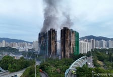 "아직 수십명 아파트 안에" 현관문 부숴 찾는다...홍콩 화재로 65명 숨져