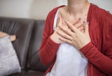 "가슴 쥐고 쓰러지는 건 남자뿐?"...여성 심장병 위험 20%만 '알고있다'