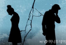 "예비 며느리가 연락도 안 해" 아들 붙잡고 눈물 펑펑...파혼 선언한 여성