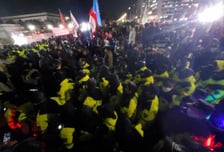 "오늘이 마지막일 수도"…한강 소설 읽다 국회 간 대학생