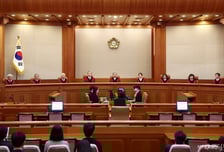 입맞춤에 5년 이상 징역은 과하다?..."13세 미만 강제추행 처벌법 '합헌'"