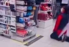 한발씩 물러선 손님·직원…다이소 '무릎 사과' 영상 속 진실은?