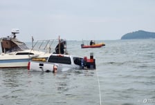 '후진 중 풍덩' 을왕리 앞바다서 60대 트럭 운전자 구조