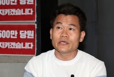 與 "윤석열의 '전한길 하나님 선물' 편지, 계엄 1년 앞둔 극우 선동"