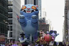 "뉴욕 하늘에 범 내려왔다" 미국 최대 명절 점령한 '케데헌'