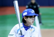 [포토] 안성훈 '야구 배구 다 드루와'