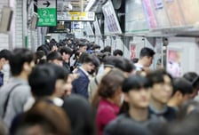 월요일 출근길 비상...첫차부터 느릿느릿, 서울 지하철 '준법 투쟁'