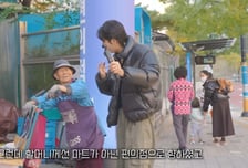 "하루벌이 3000원"…폐지 줍는 할머니에 '무제한 카드' 선물한 유튜버