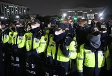 비상계엄 1년...경찰청장 직대 "위법·위헌 행위, 사과드린다"