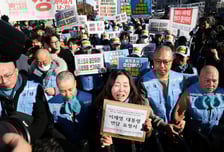 무안참사 유족들, 공청회 중단·항철위 독립 주장…밤샘 농성 돌입