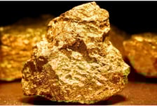 땅 파니 반짝반짝...희토류도 넘치는데 3500톤 금맥 터진 '이 나라'