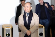 손정의 "AI버블론? 어리석은 사람들 얘기…엔비디아 팔 땐 울었다"