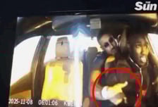 뒷자리서 택시기사 가슴 더듬던 승객...반항하자 목 조르고 차 훔쳐갔다