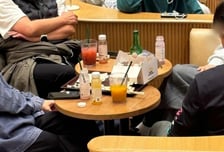 스타벅스서 '소주+치킨' 술판?…또 중국 관광객 민폐 행동