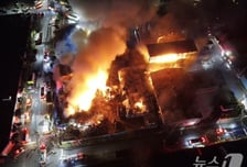 밤사이 제주 산업단지 야적장서 큰불…11시간 넘게 진화 중