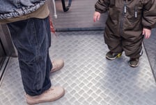 엘베에 음식 뱉은 아이..."바로 못 치워" 휴지 가지러 간 사이 벌어진 일