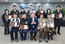 "도와주세요" 외침에 우르르…차 번쩍 들어 아이 구한 11명의 영웅