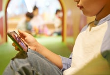 "엄마, 나만 폰 없어" 아이 졸라도...'이때' 사주면 우울증 위험 높아진다