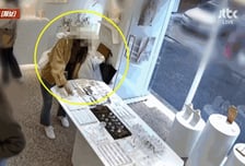 여행 와서 이러고 싶나…은팔찌 주머니에 쏙, 일본인 관광객 절도