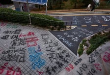 '래커칠' 1년만...동덕여대 공론화위 "공학 전환 추진 권고"