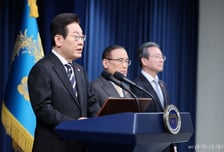 [속보]이재명 대통령 "빛의 혁명 끝나지 않아...내란 수사와 재판 진행 중"