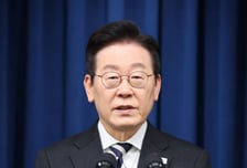 [속보]국민을 노벨평화상에 추천? 이재명 대통령 "타당성 여부 논의되면 좋겠다"