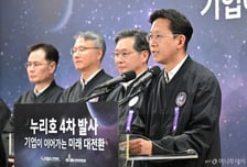 '누리호' 4차 발사 주역 찾아간 배경훈 "우주강국 도약 전폭 지원"