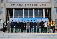 '계엄 1년' 국회 본관 정문에 '모든 권력은 국민으로부터 나온다' 새겼다