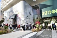 '올영'은 필수 코스… 방한 외국인 1조 사갔다