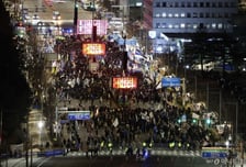 '1년 전 그날'처럼 혹한의 날씨에도...'계엄 1년' 국회 앞은 뜨거웠다