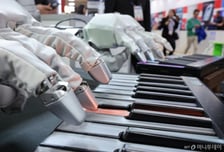 트럼프의 픽…"AI 다음은 로봇" 전폭 지원 속도