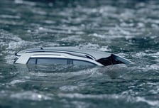 '수영장 추락' 10대 3명 익사...차량서 환각 파티용 '웃음가스'