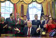 "연비 떨어져도 OK"…자동차 환경규제 푸는 트럼프 '내연차 우대'