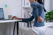 젊어도 '꼬부랑'…하루 10시간 '구부정' 2030세대 척추도 늙는다