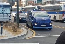 김건희 여사, 호송차 타고 70일만에 특검 출석… 금품수수 전반 조사