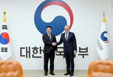 윤호중 행안장관, 아마존 수석부회장 접견..."AI 민주정부 논의"