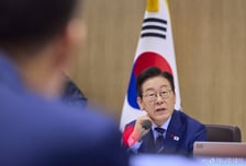 [속보]이재명 대통령 "1년전 헌정질서 위기, 국민들 담대한 용기와 빛나는 연대로 이겨내"