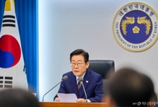 [속보]이재명 대통령 "반성·책임 바탕, 연대·포용 가치 세워 더 나은 삶 향해 꿋꿋하게 나아가자"