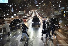 퇴근길 첫눈부터 펑펑 내린 눈 폭탄...수도권·강원 대설 특보, 중대본 1단계