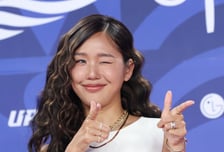 "귀 세우면 어려 보여요" 미미가 붙인 '귀 테이프' 뭐길래