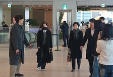 "로저비비에 가방 왜 줬나" 묵묵부답… 김기현 의원 부인, 특검 출석