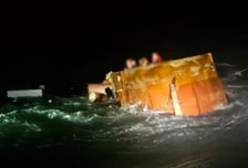 '태안 어선 전복' 승선원 7명 중 2명 사망·2명 실종