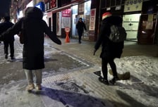 "악! 악!" 빙판길 엉덩방아 '비명'...차 두고 '출근 지옥철' 우르르