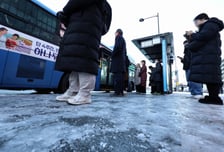 폭설 뒤 '꽝꽝' 언 도로...서울 곳곳서 '쾅' '쾅', 12대 추돌사고까지