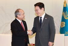 [속보]이재명 대통령 만난 손정의 "인류가 금붕어, AI가 인간되는 모습 펼쳐질 것"