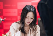 "여보, 김희선이 좋아하는 와인이래"...'벨레 그로스 발라드' 사인회 성료