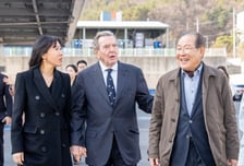 슈뢰더 전 독일 총리 부부, 아랍에미리트 관계자들과 콜마그룹 방문